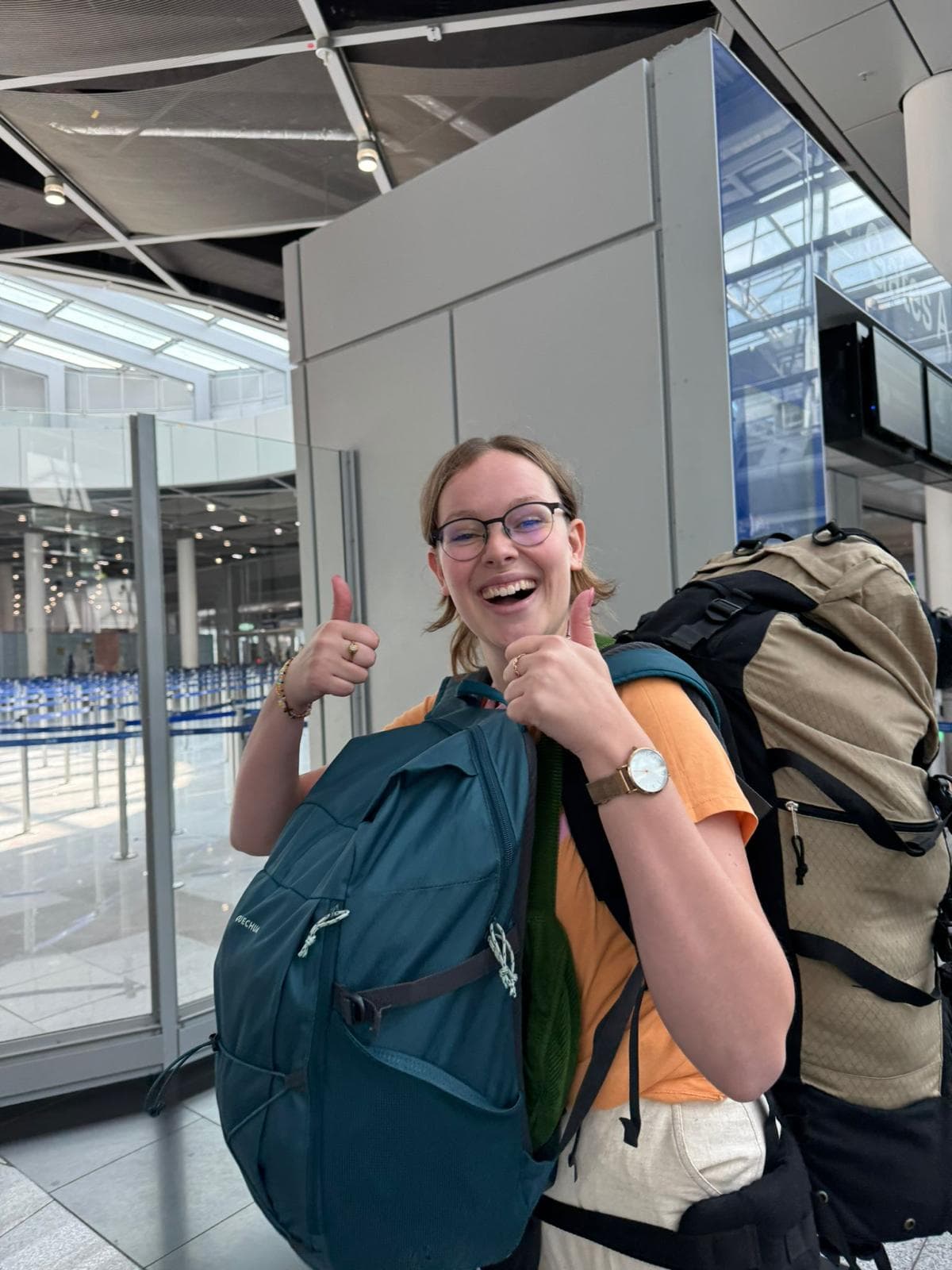Anne met backpack klaar voor vertrek